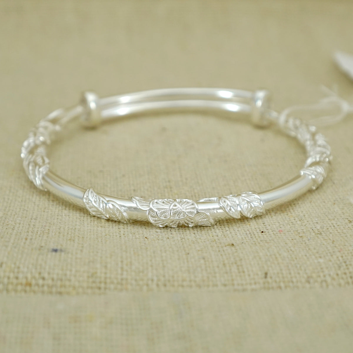 Silver Bangle – Lao Feng Xiang Jewelry