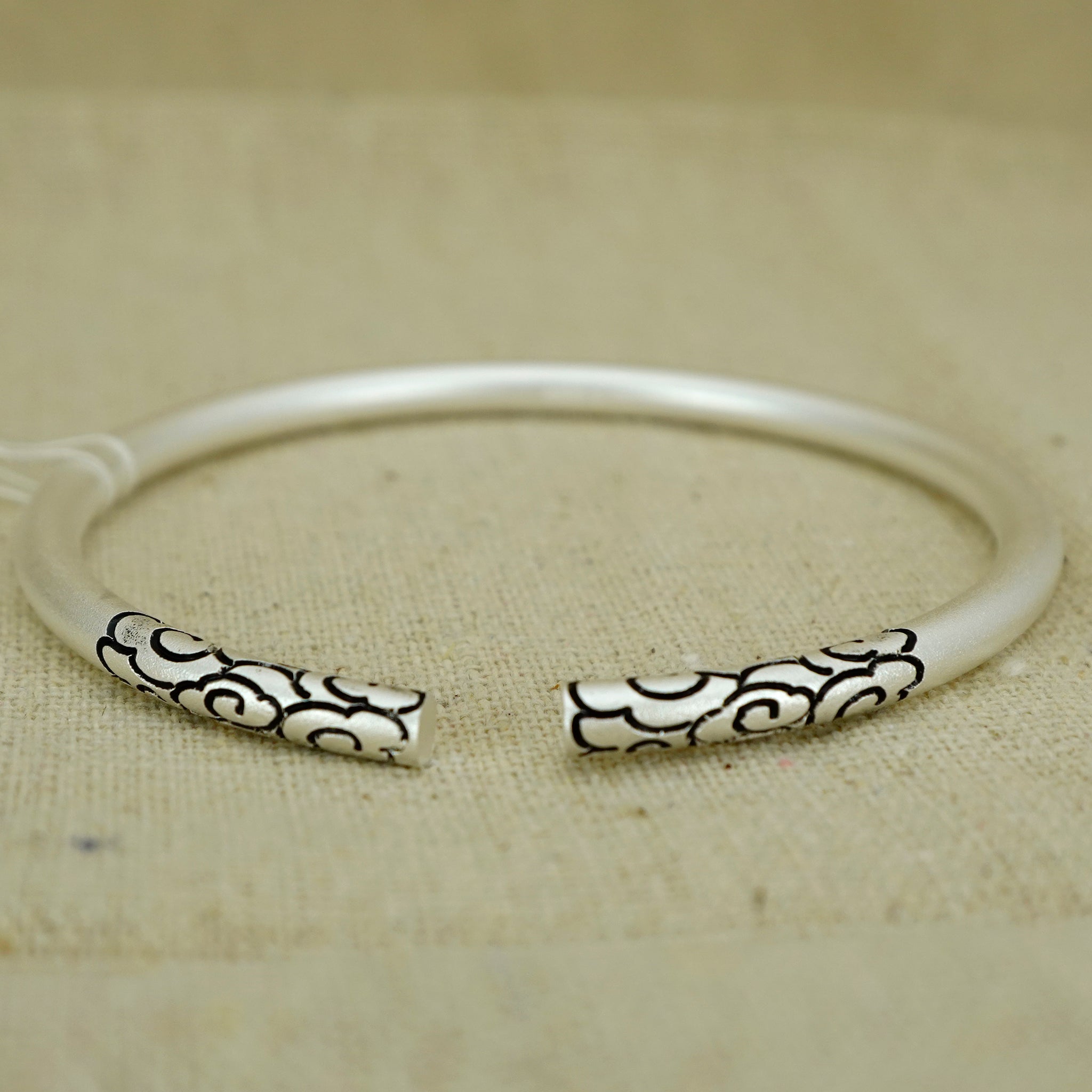Silver Bangle – Lao Feng Xiang Jewelry